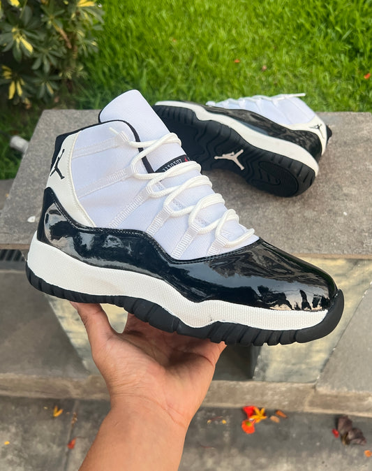 RETRO  11 BLACK AND  WHITE
