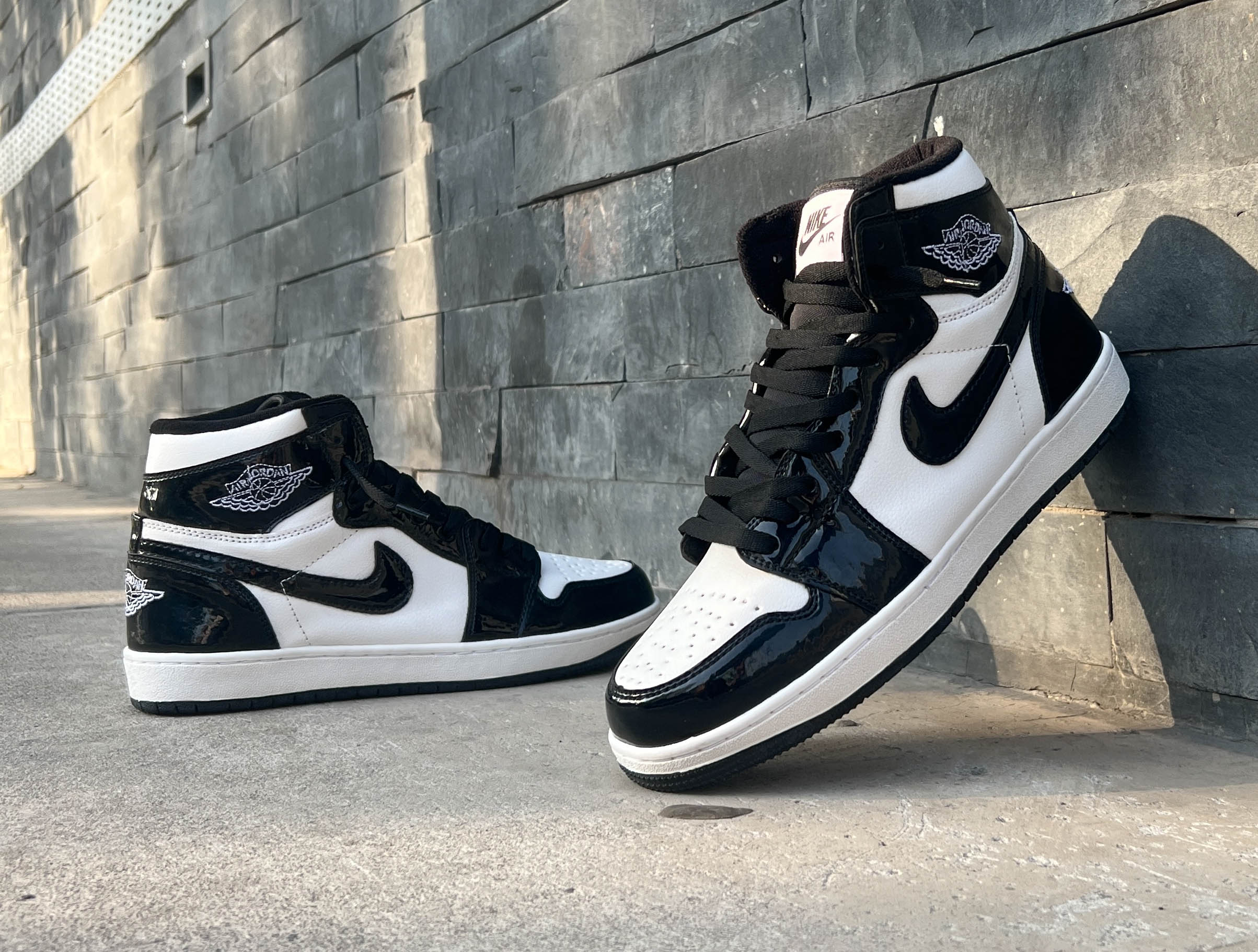 RETRO 1 WHITE AND BLACK