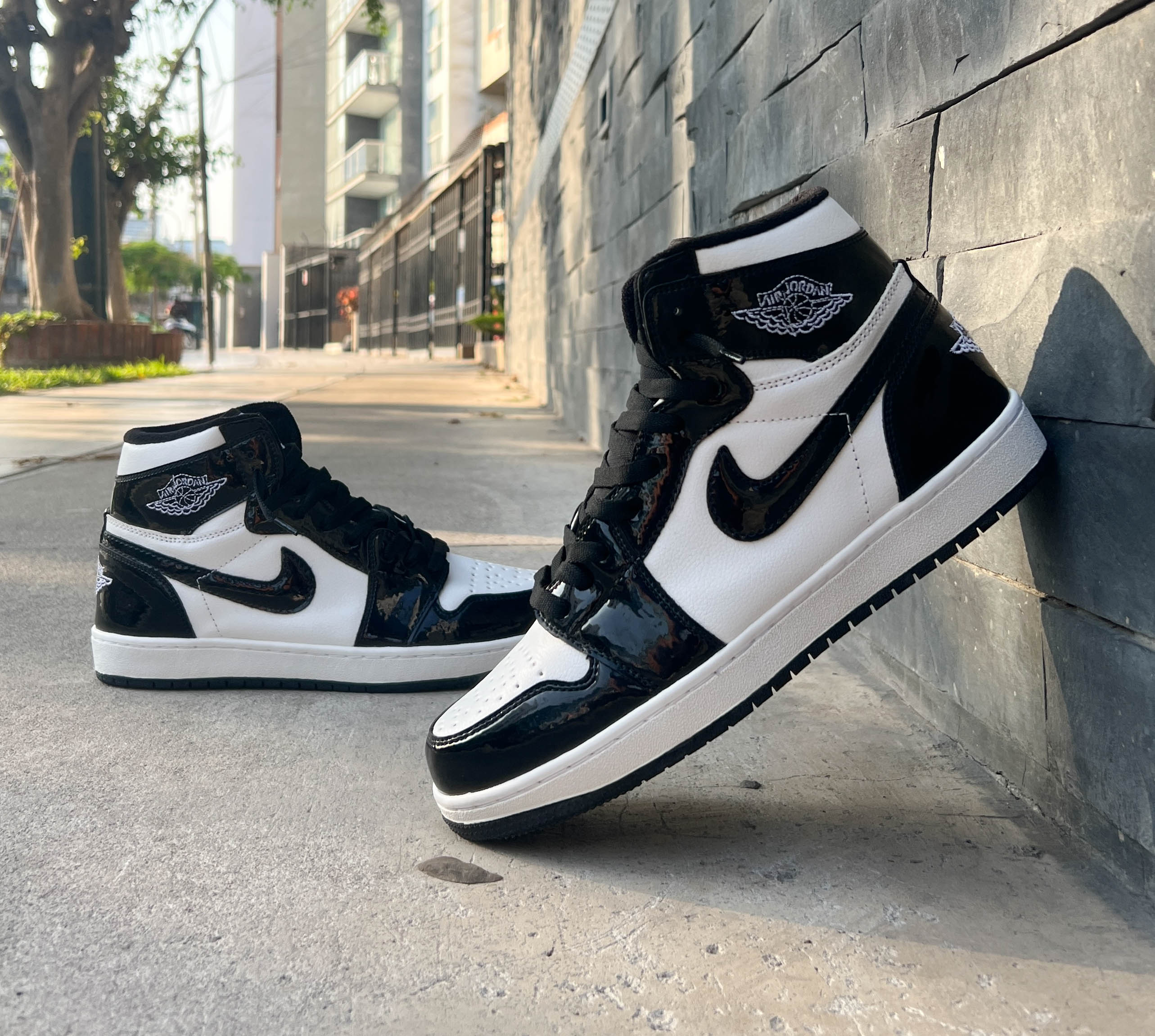 RETRO 1 WHITE AND BLACK