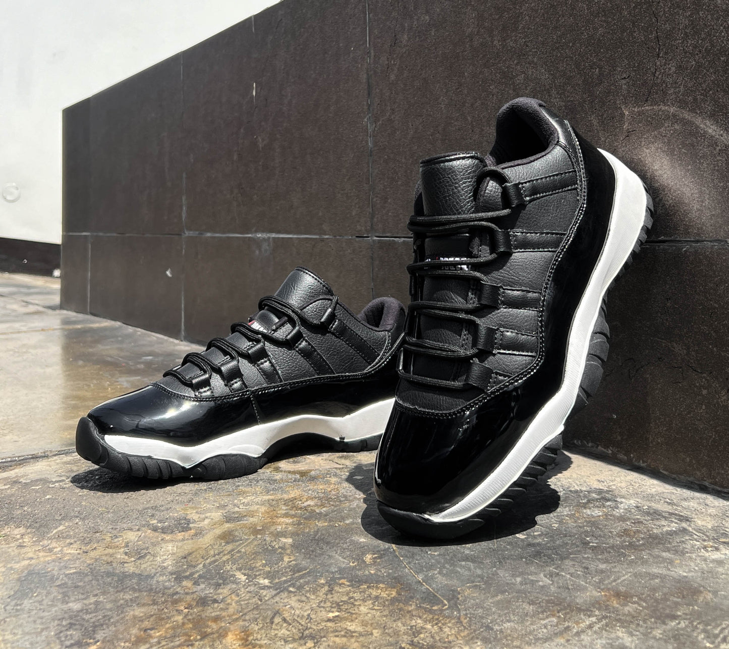 Retro 11 Low BLACK AND WHITE