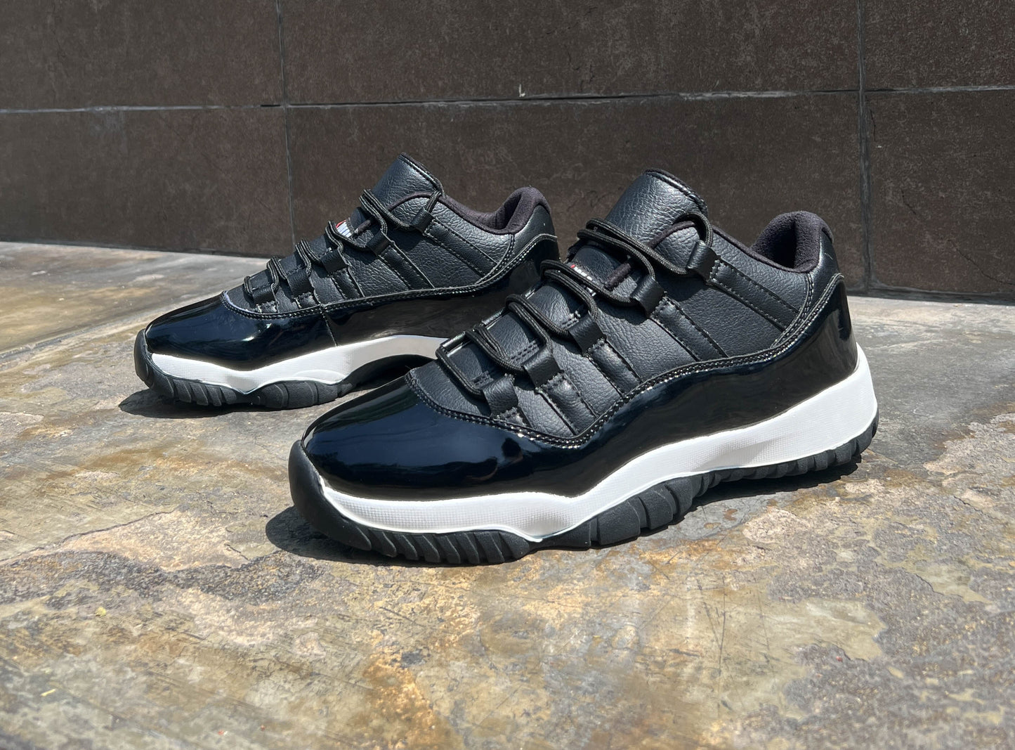 Retro 11 Low BLACK AND WHITE