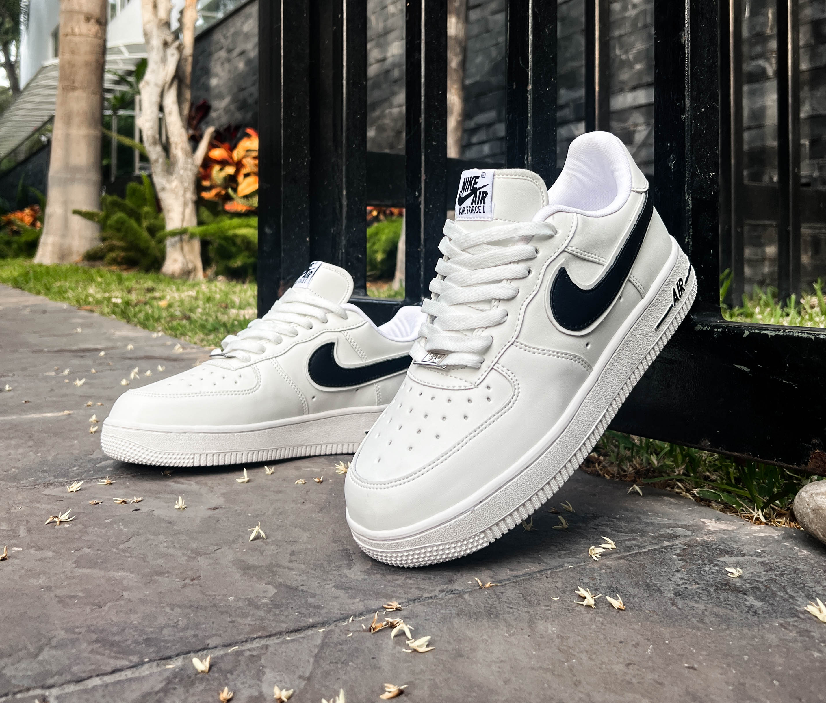 NIKE  AF1 FORCE LOW  2 BLACK AND WHITE