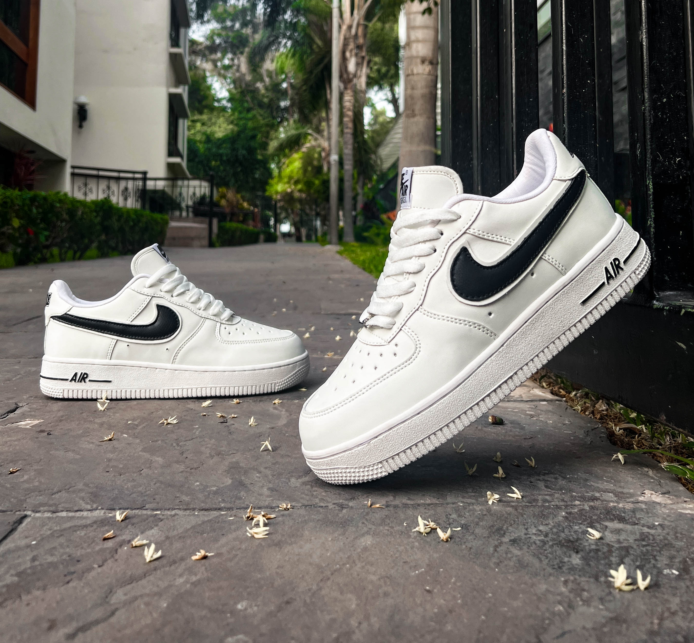 NIKE  AF1 FORCE LOW  2 BLACK AND WHITE