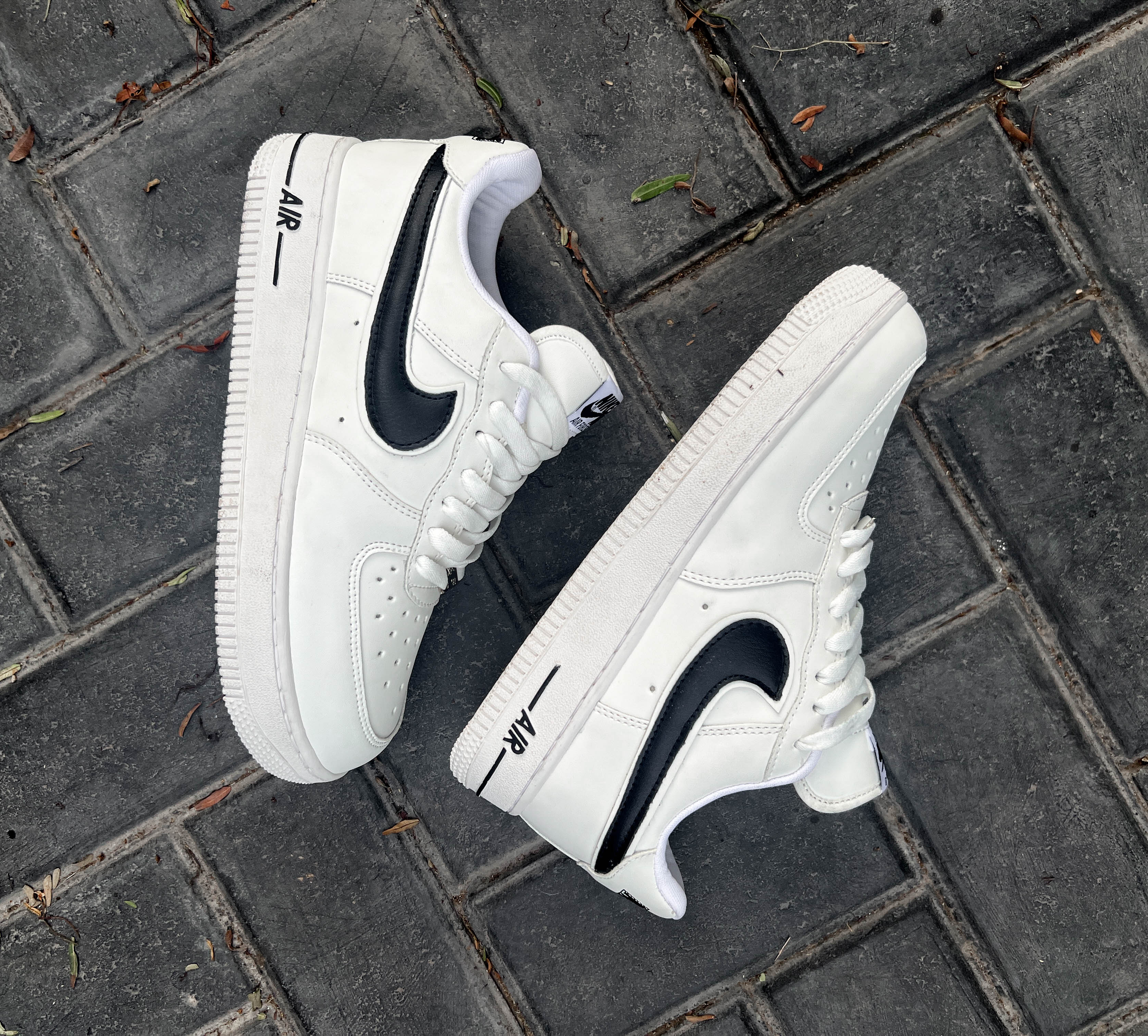 NIKE  AF1 FORCE LOW  2 BLACK AND WHITE