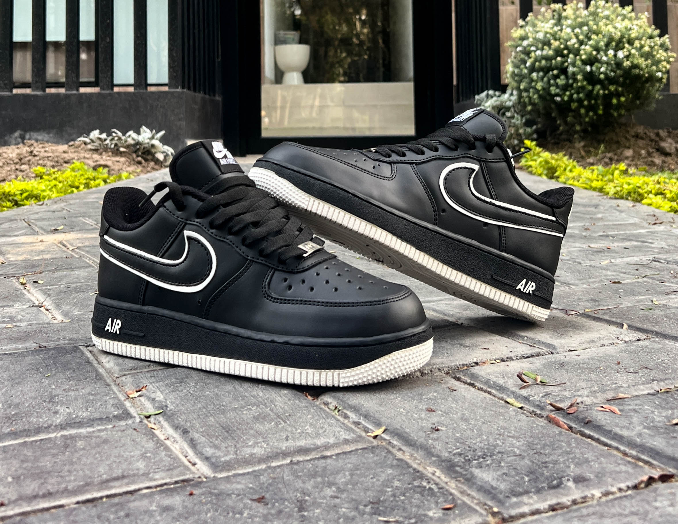 NIKE  AF1 FORCE LOW BLACK AND WHITE