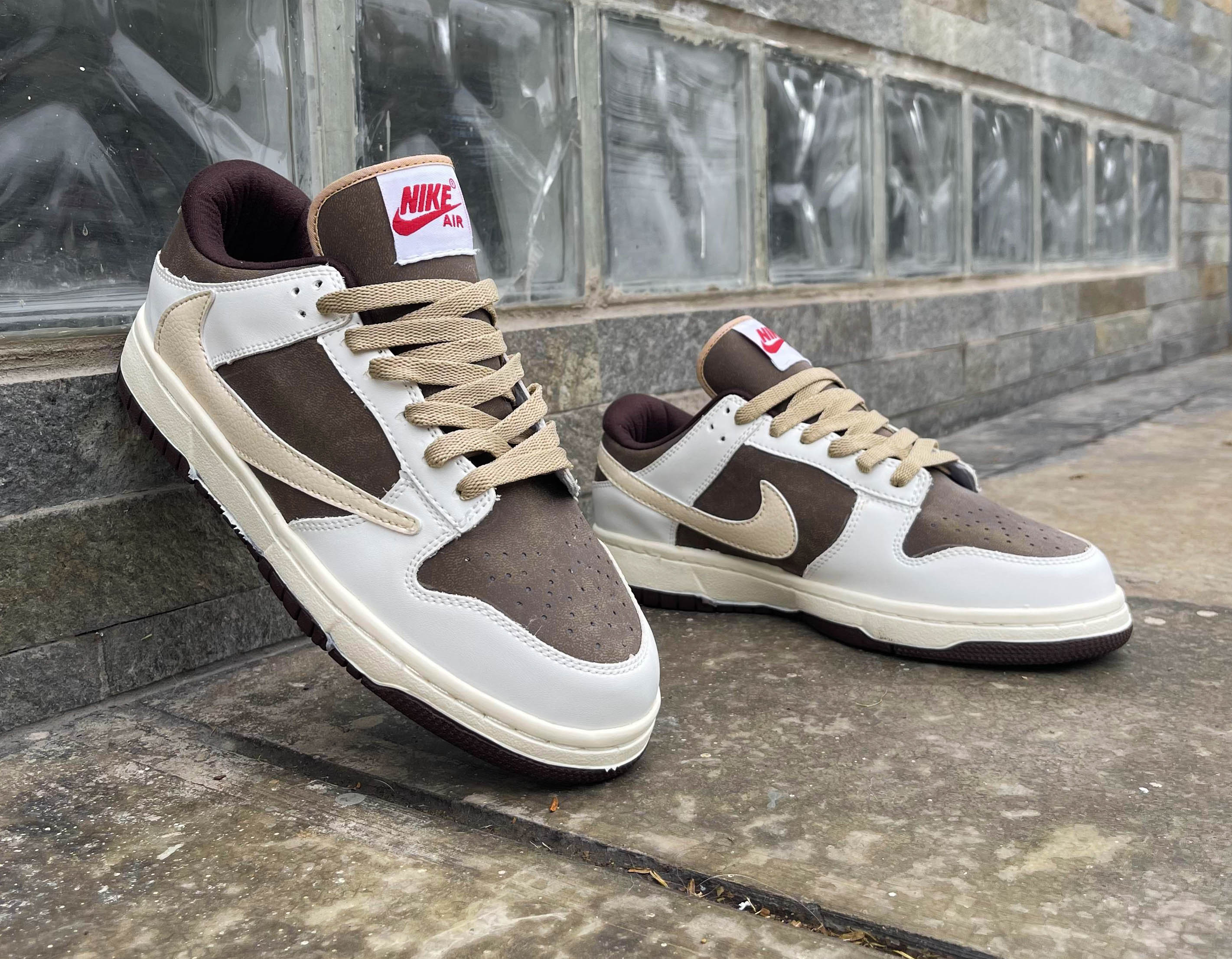 NIKE  TRAVIS   BROWN AND CREAM