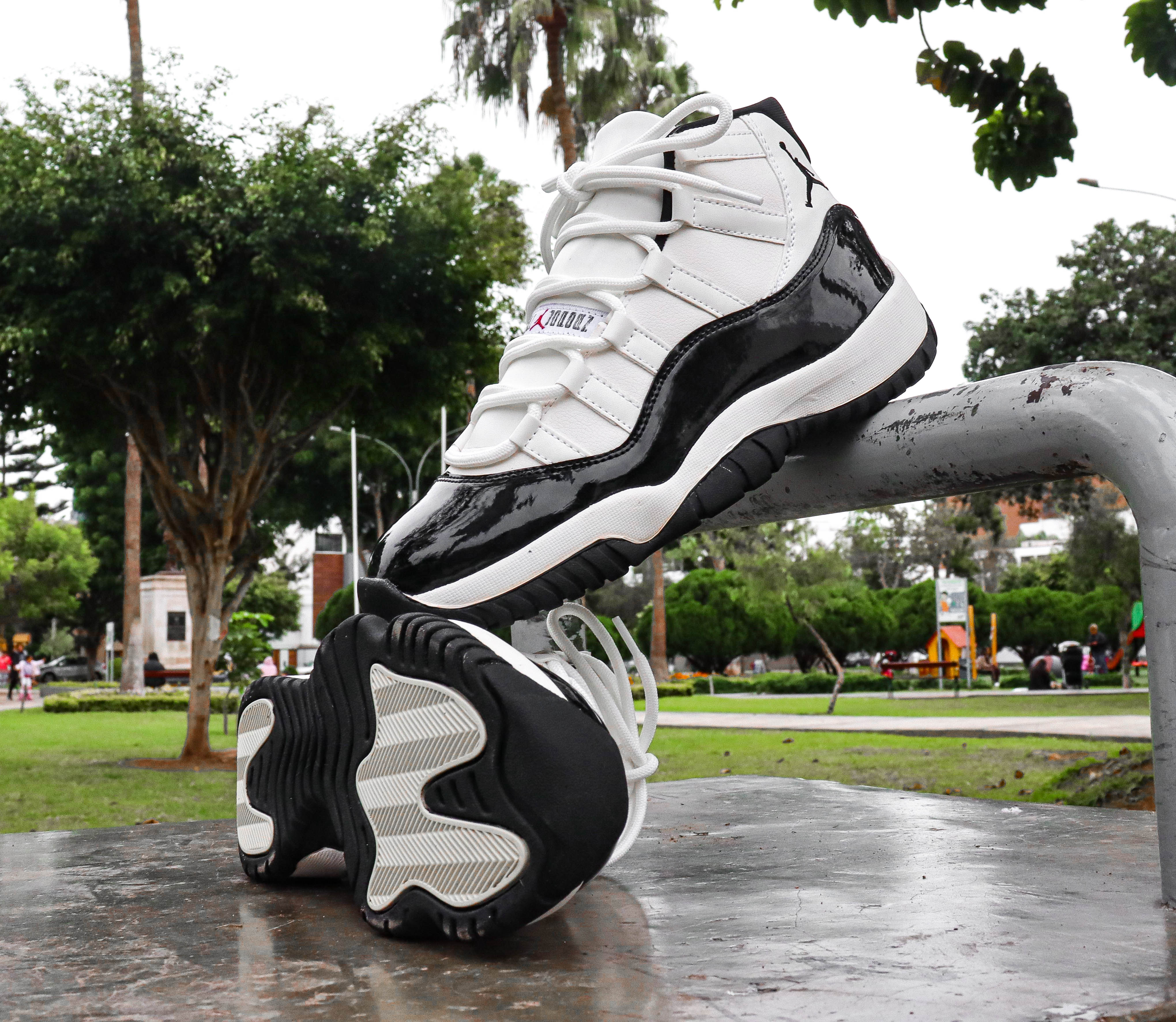 JORDAN 11 BLACK AND WHITE