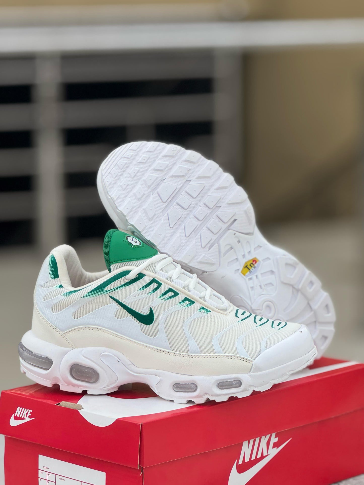 NIKE TN WHITE AND GREEN