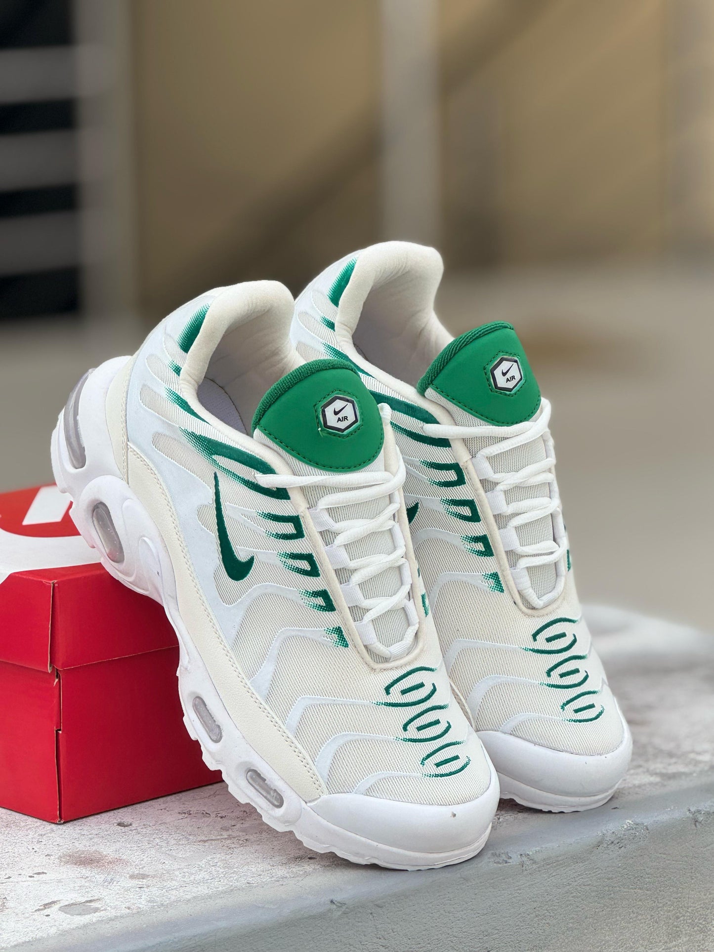 NIKE TN WHITE AND GREEN