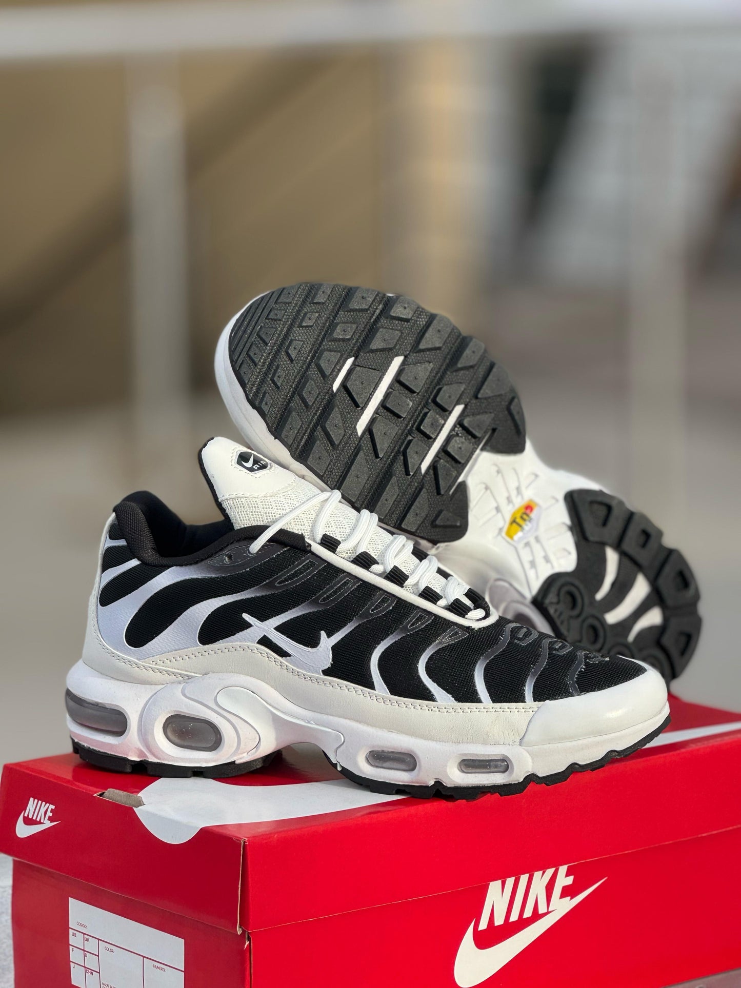 NIKE TN BLACK AND WHITE